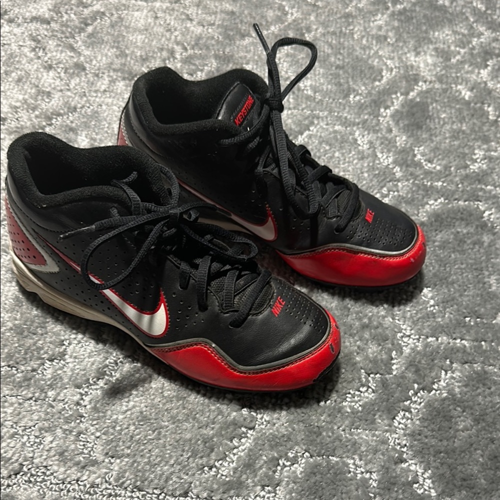 Nike Kids Baseball Cleats Black and Red Size 3.5Y